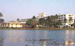 The hotel and Inya lake