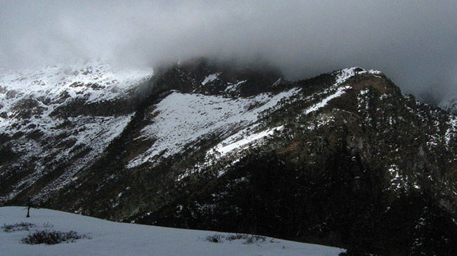 Route to Phangkran Razi peak in the fog