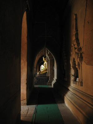 Tunnel inside Htilo Minlo temple