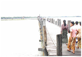 Crossing Ubein bridge over Taung Thaman lake - Amarapura - Photo by Albert (August 1999)